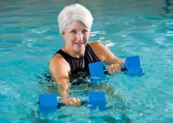 Lady lifting water weights in the aquatic center